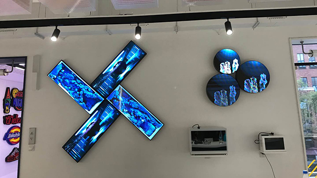 上海某公司展廳P1.667高刷條形LED屏+透明展示柜+P2.5高清LED顯示屏由智彩科技定制、安裝